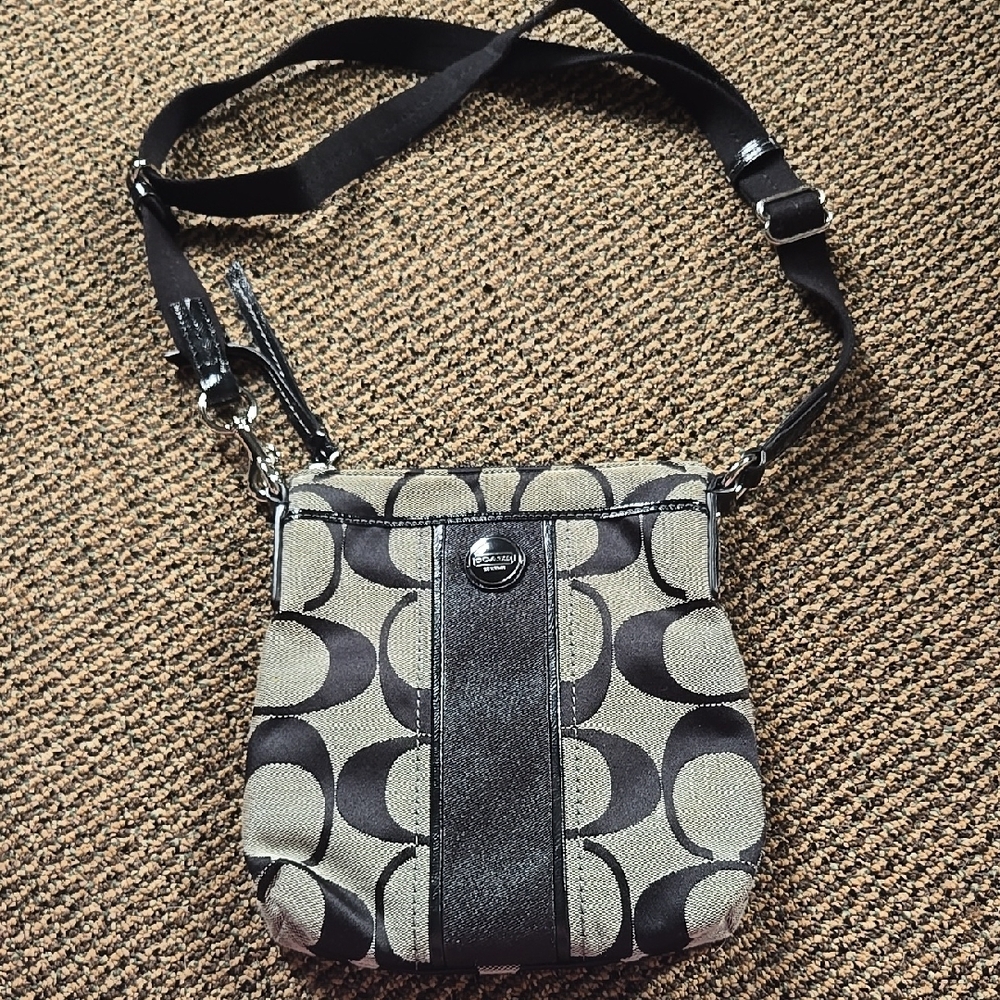 Coach Sutton Signature Swingback Crossbody  Bag Purse Black and Tan Logo Print